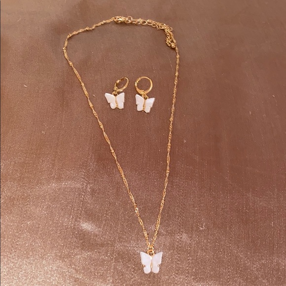 Jewelry - White butterfly necklace set